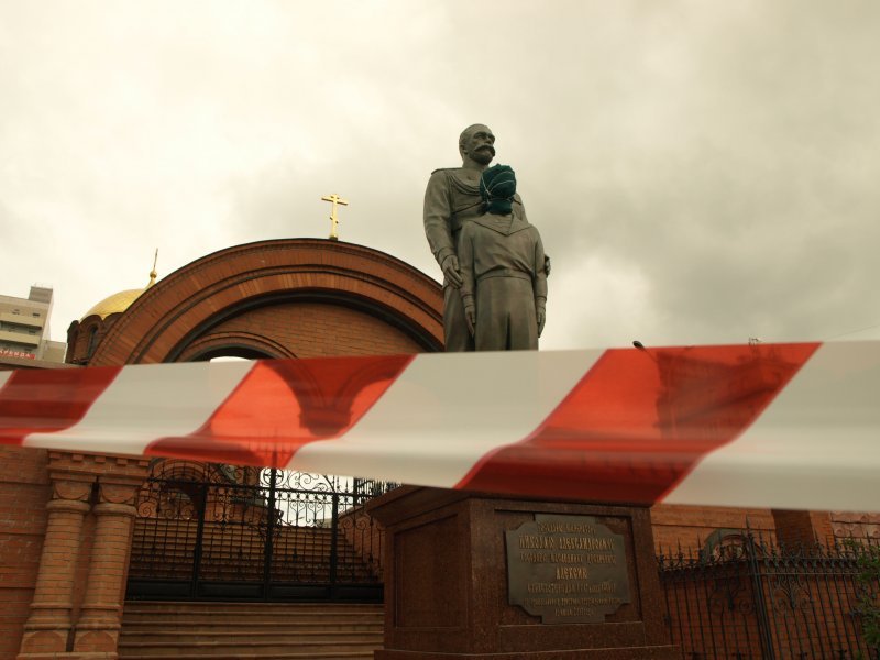 К памятнику Николаю II и цесаревичу Алексею вызвали саперов