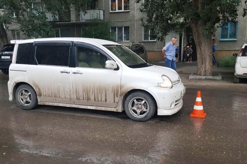 Ребенок попал под колеса машины в Новосибирске