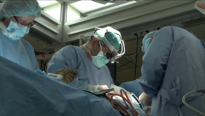 Новосибирские врачи вживили девушке два механических сердца