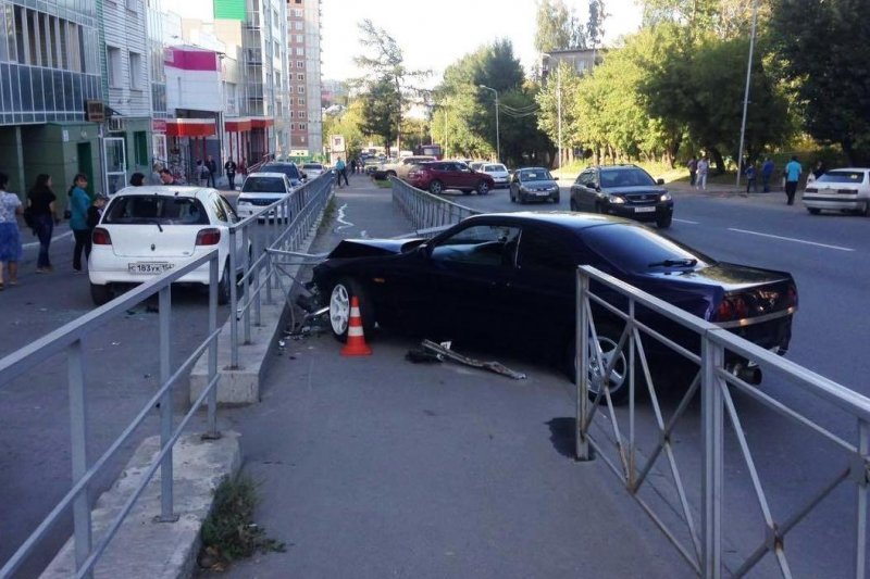 Nissan Skyline вылетел на тротуар и сбил двух девочек