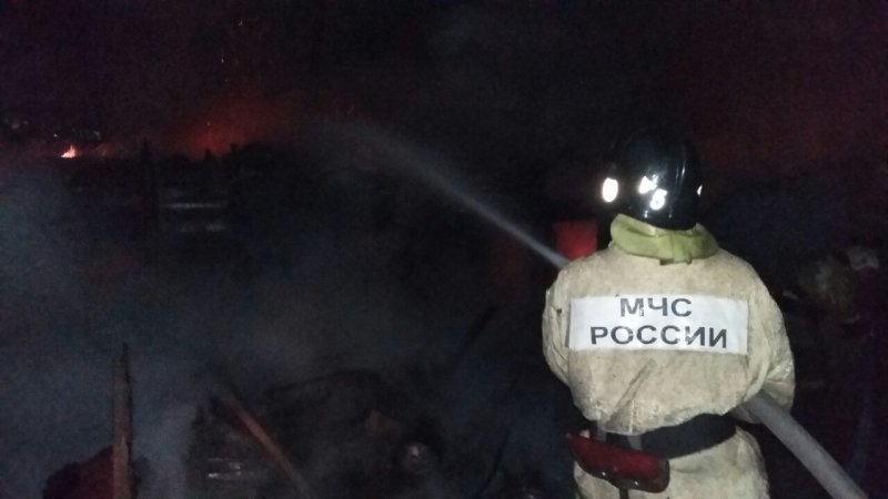 Три дома сгорели ночью на Сухарной