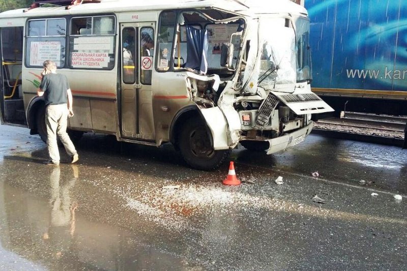 Пассажиры автобуса попали в больницу после ДТП с фурой