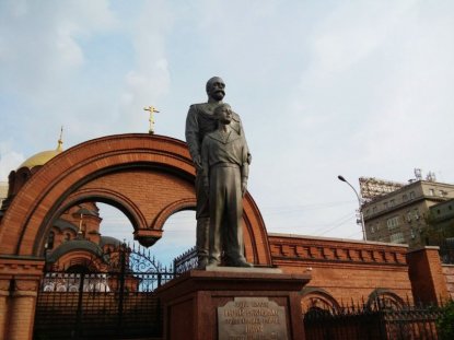 Памятник Николаю II восстановили после нападения