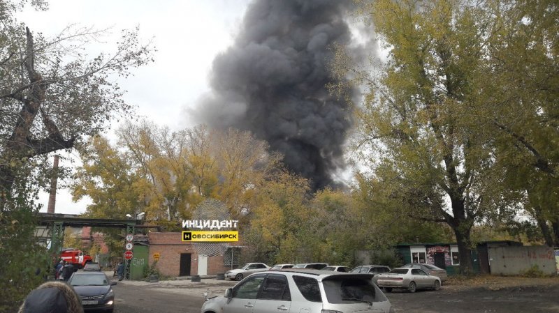 Столб черного дыма поднялся над левобережьем Новосибирска