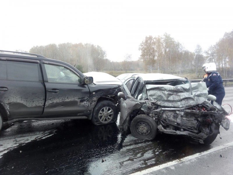 Водитель иномарки погиб в ДТП с грузовиком и внедорожником