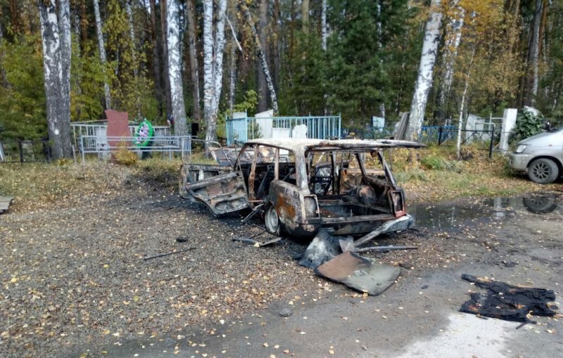 Автомобиль подожгли на Заельцовском кладбище