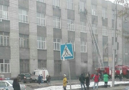 Пожарные спасли людей из задымленного здания