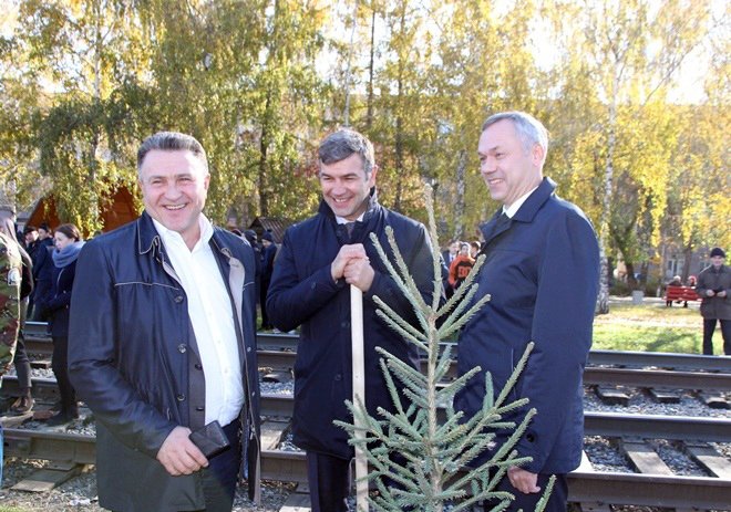 Шимкив и Травников высадили ели в Новосибирске