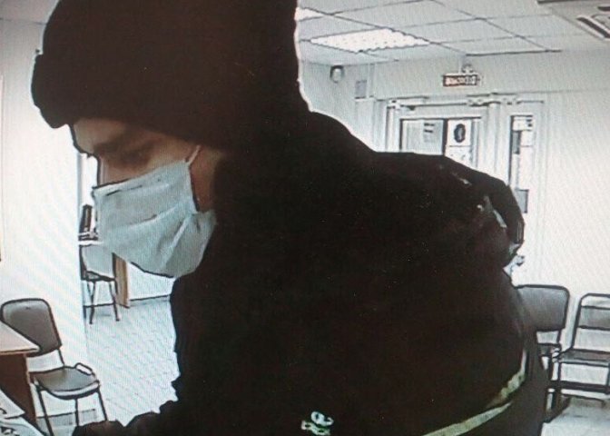 Мужчина в маске угрожал пистолетом сотрудникам банка