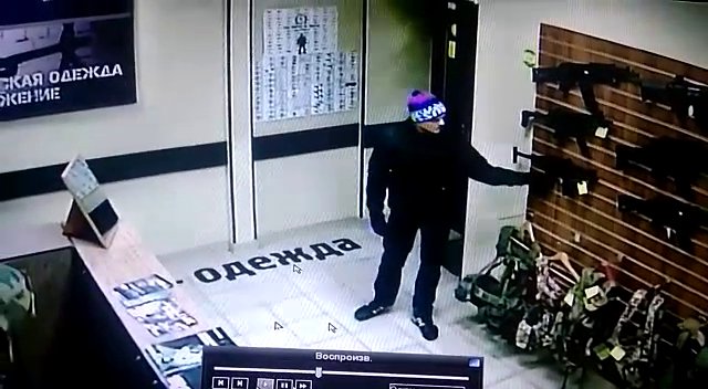 Двое мужчин похитили автомат из магазина оружия