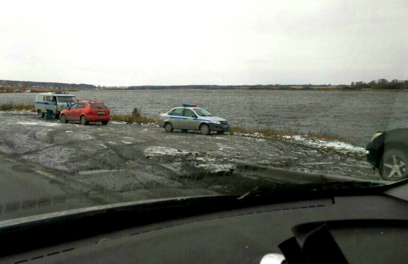 Женщине-водителю удалось выбраться из упавшего в озеро джипа