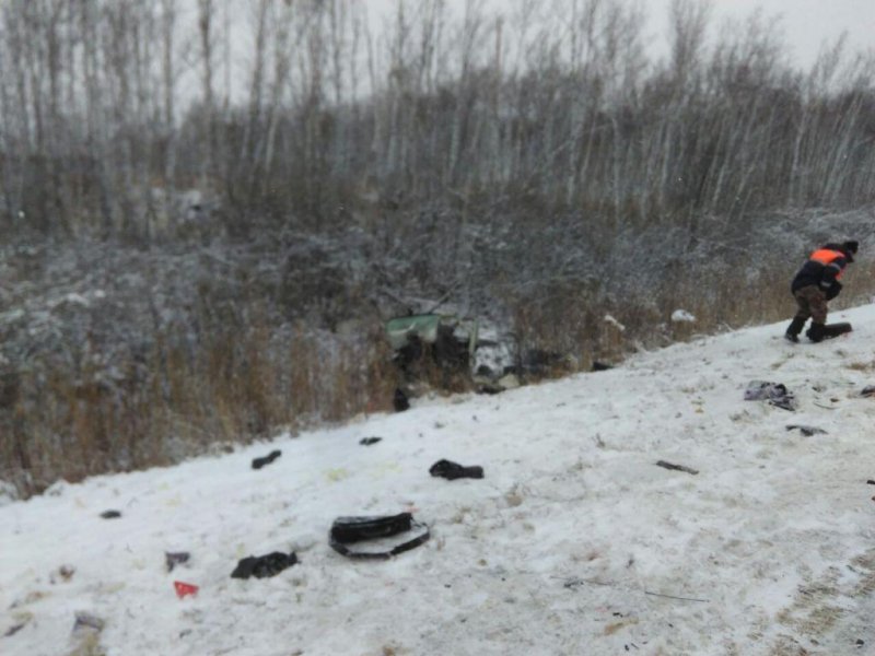 Пассажир микроавтобуса погиб в ДТП в «КамАЗом» на трассе