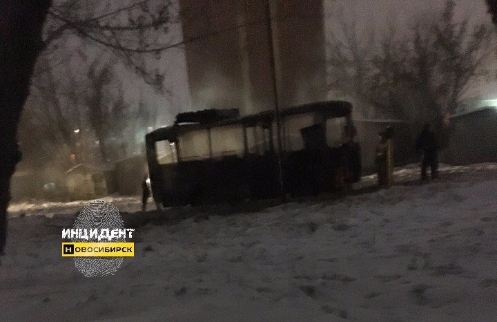 Автобус с пассажирами загорелся у остановки в Новосибирске