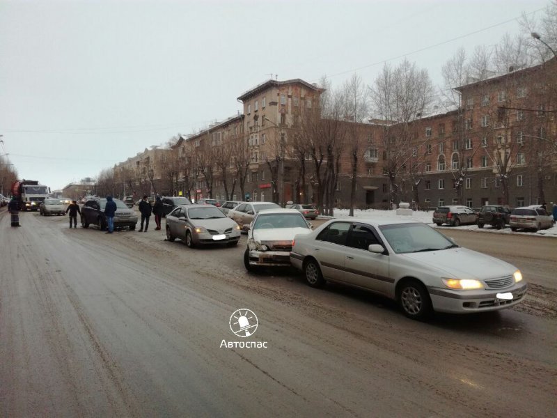 Водитель протаранил пять автомобилей и заснул