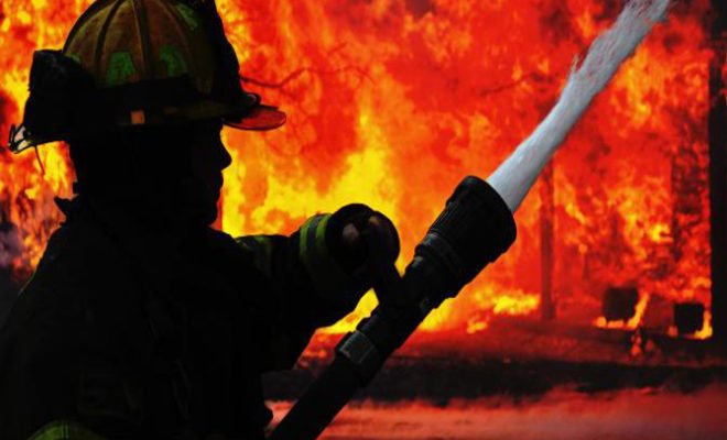 Пенсионера и двух детей спасли из горящего дома