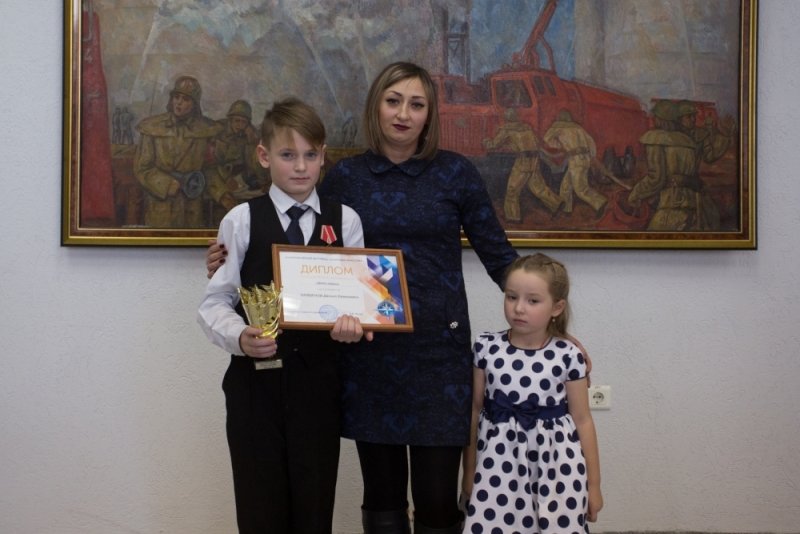 Школьник получил медаль МЧС России за спасение сестры из огня