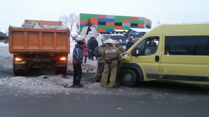 Семь пассажиров маршрутки пострадали в ДТП с «КамАЗом»