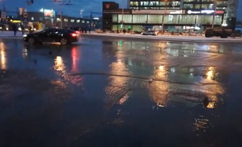 Вода затопила площадь Труда в Новосибирске