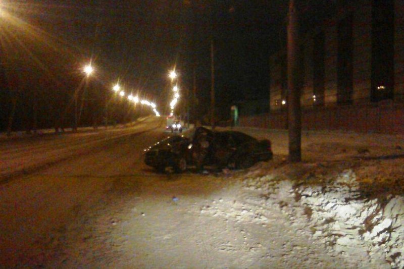 Молодой водитель влетел в фонарный столб в Новосибирске