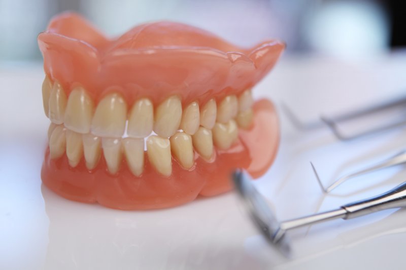 Стоматолога обвинили в обмане с протезированием зубов