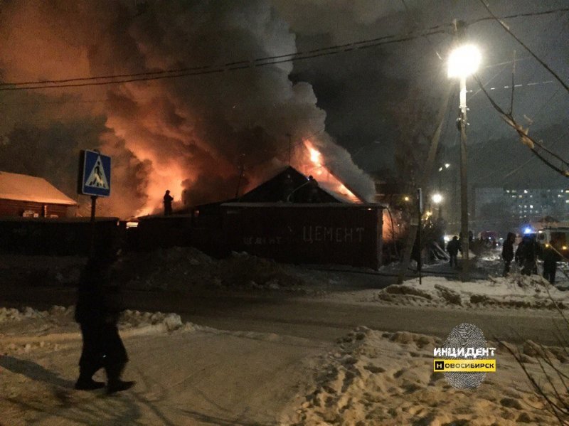 Пожарные спасли пять человек из огня в частном секторе