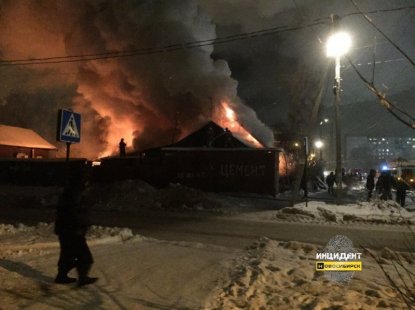 Пожарные спасли пять человек из огня в частном секторе