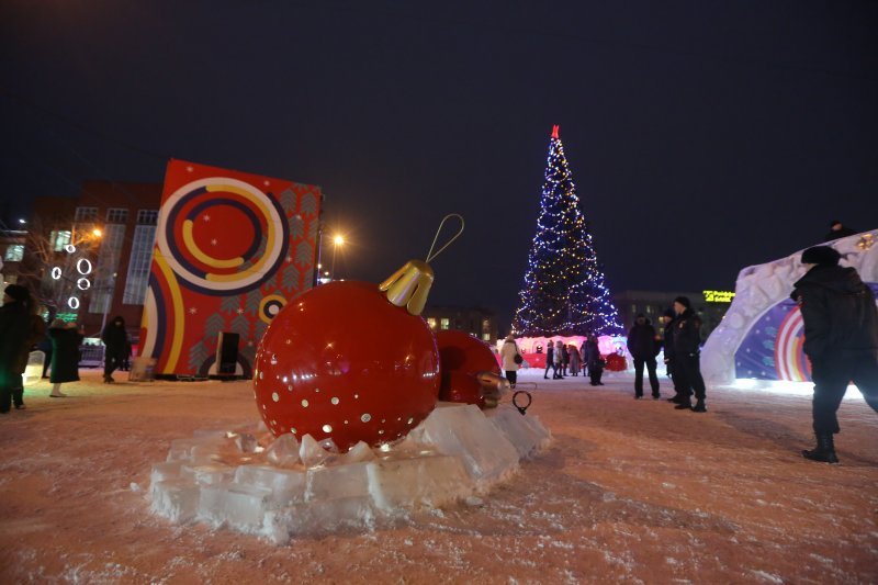 Ледовый городок с елкой открыли на площади Ленина