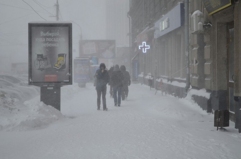 Новосибирцев предупредили о снегопадах и скачках температуры