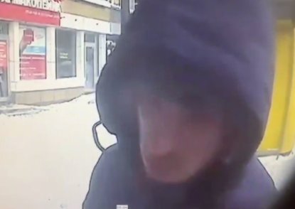 Мужчина с пистолетом ограбил офис микрозаймов на 650 рублей