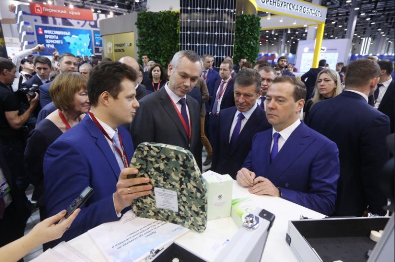 Травников показал Медведеву керамическую броню