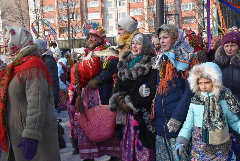Новосибирцы «вышли гулять» на Масленицу в Кольцово