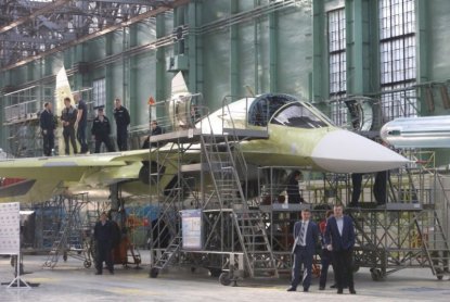 Шойгу и Травникову показали Су-34 чкаловского авиазавода
