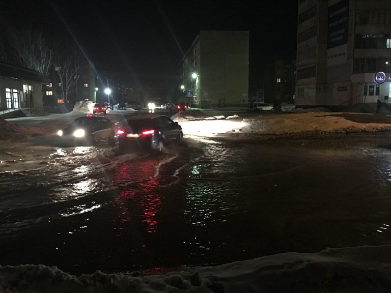 Авария оставила жителей Бердска без воды и затопила дворы