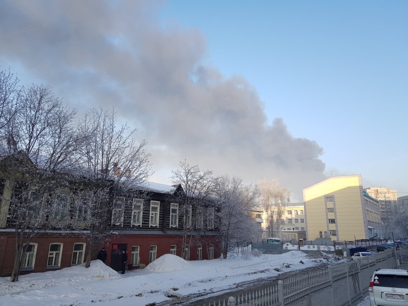 Склад с шинами загорелся в Новосибирске