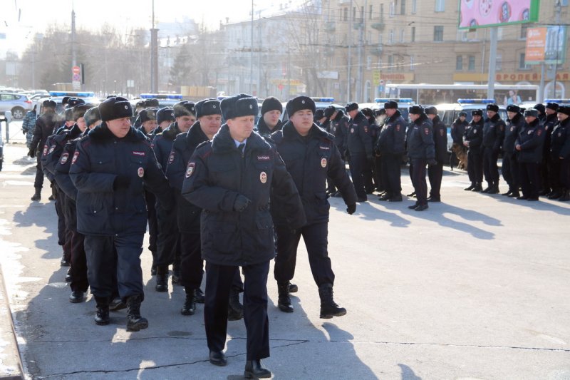 Полицейские прошли маршем по площади перед ГПНТБ