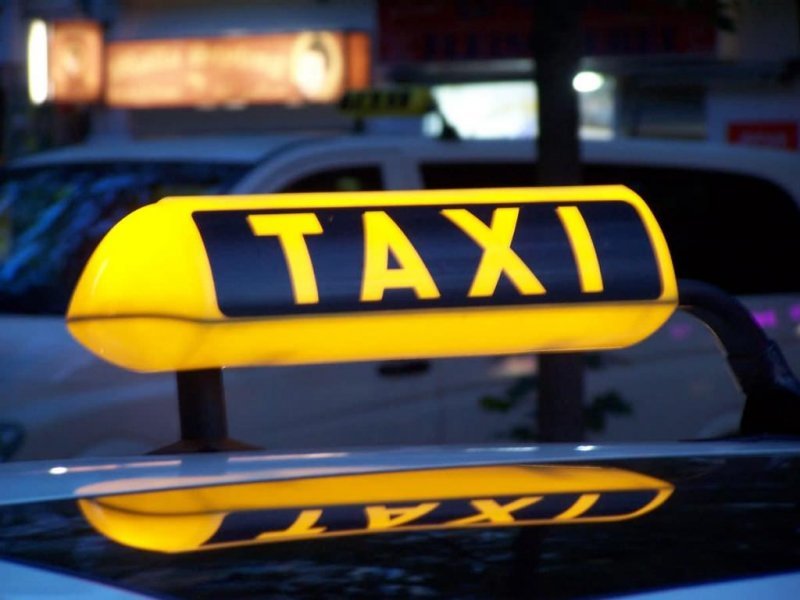 Безденежный пассажир такси ударил водителя ножом в грудь 