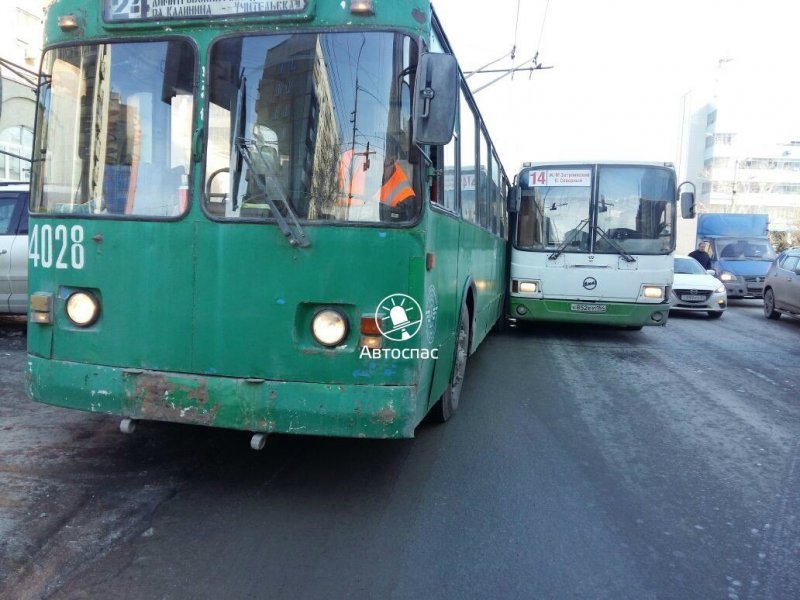 Автобус без водителя попал в ДТП с троллейбусом и Mazda