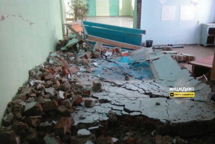 Стена рухнула в школе в Новосибирской области