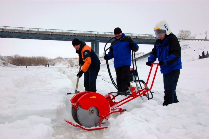 Спасатели готовятся взрывать лед на реках