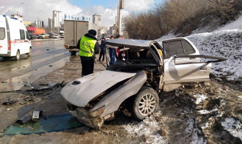 Четверо пострадали в массовом ДТП у «Ауры» в Новосибирске