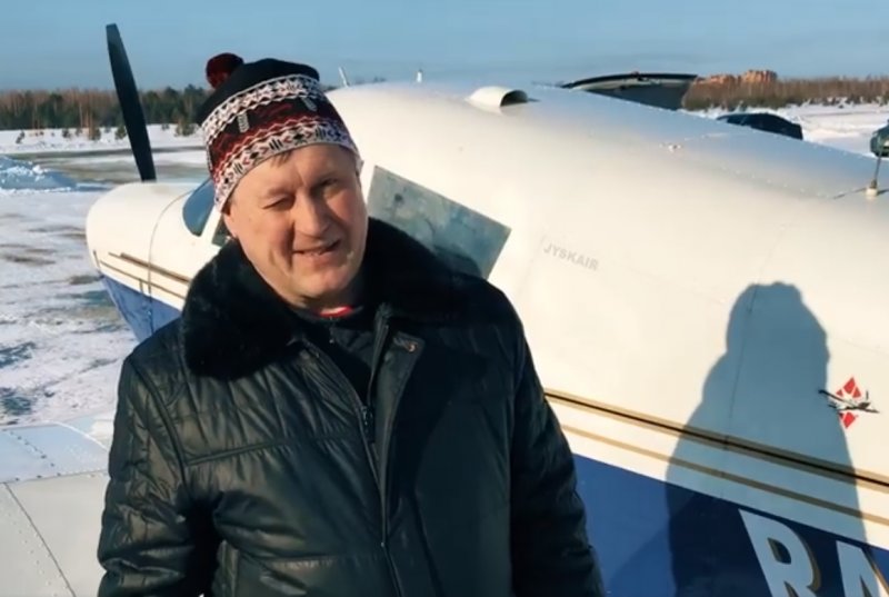Локоть пролетел над Новосибирском в кабине самолета (видео)