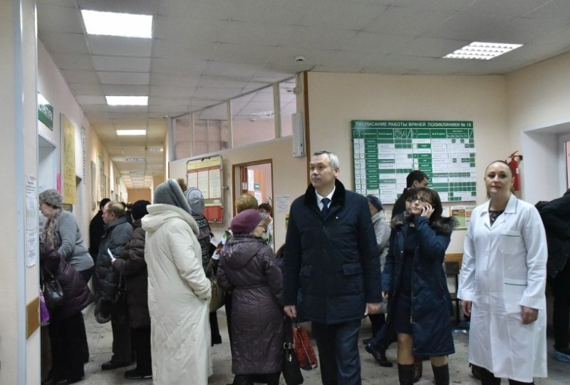 Травников раскритиковал очереди в поликлиниках