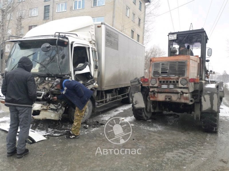 Грейдер столкнулся с грузовиком в Новосибирске