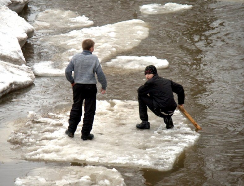 Подростки «уплыли» на льдине в Первомайском районе