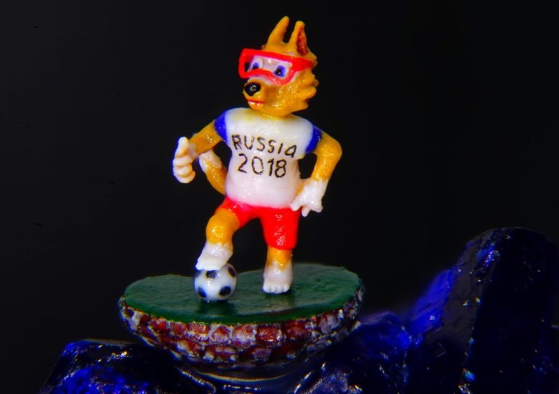 Новосибирец сделал талисман ЧМ по футболу на маковом зерне