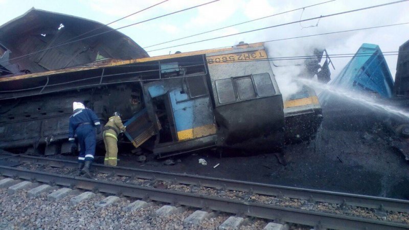 Машинист пострадал при столкновении двух товарных поездов