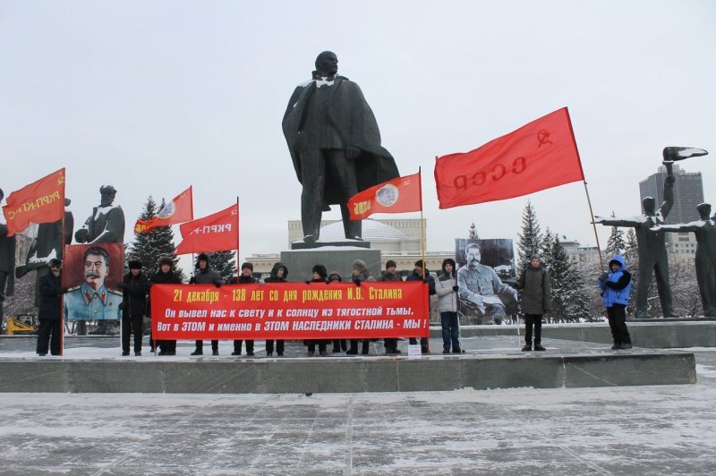 Локоть испортил праздник сторонникам Сталина