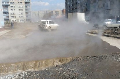 Улицу Сибиряков-Гвардейцев затопило горячей водой