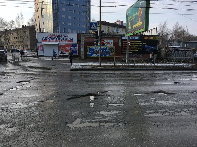 Локоть пообещал отремонтировать знаменитую яму на Котовского