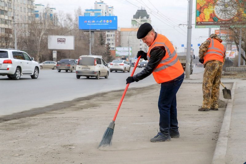 Анатолий Локоть убрал пыль на улице около цирка